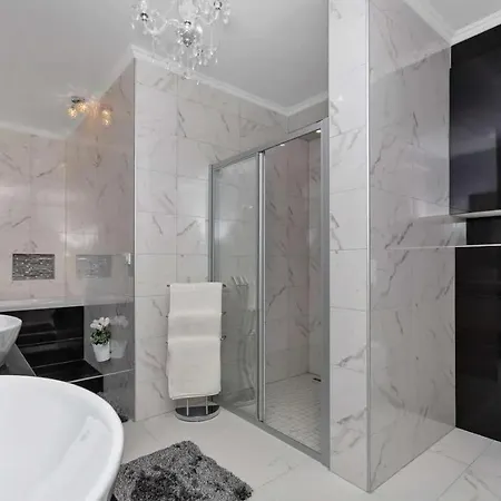 Apartman Novi Moderan Stan S Pogledom Na More- Makarska